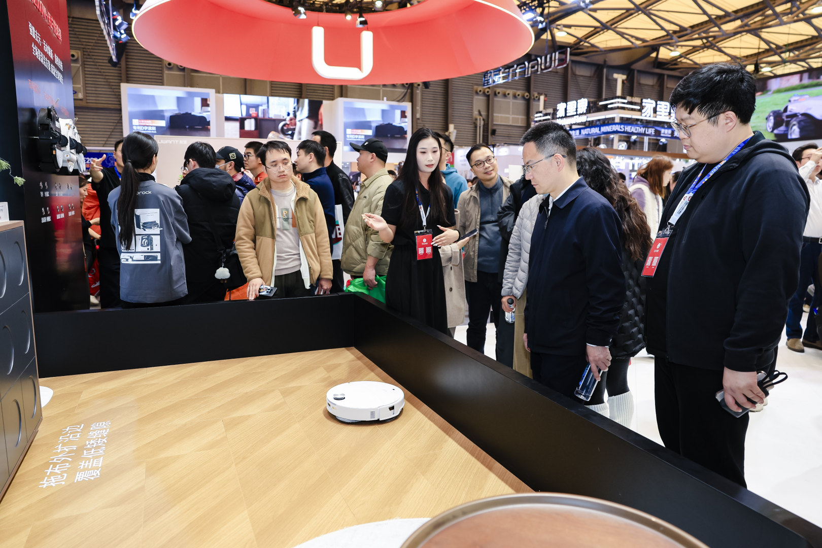 突破平面清洁边界:石头P20 Max正在重塑家庭空间逻辑