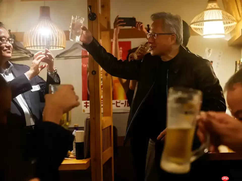 黄仁勋东京居酒屋会晤世嘉高层:烤串火锅配威士忌