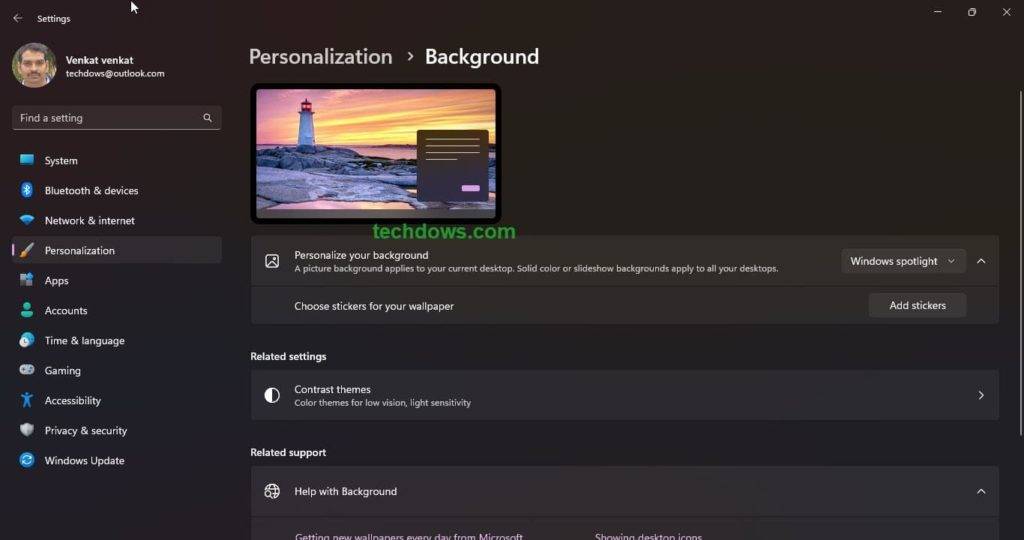 如何在 Windows 11 上启用或禁用桌面贴纸？