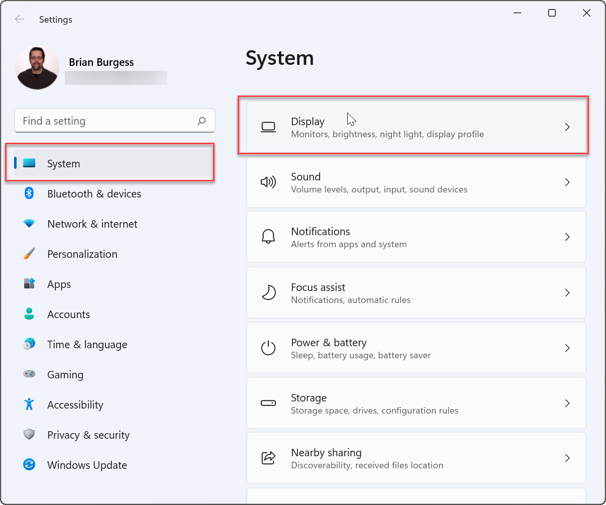 如何在 Windows 11 上关闭或管理自动亮度