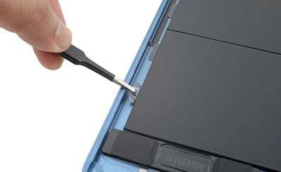 iPad Air 5 配备拉片，便于更换电池