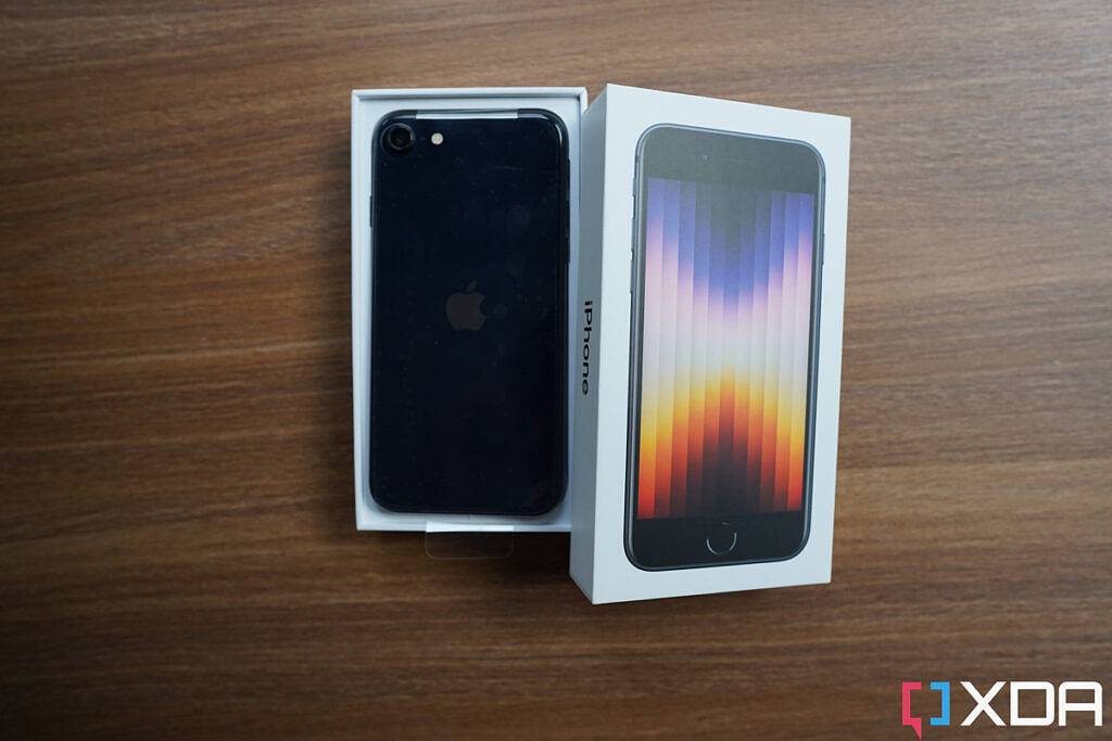 Apple iPhone SE 3 (2022) 拆箱体验：探究包装盒内都有哪些物品？