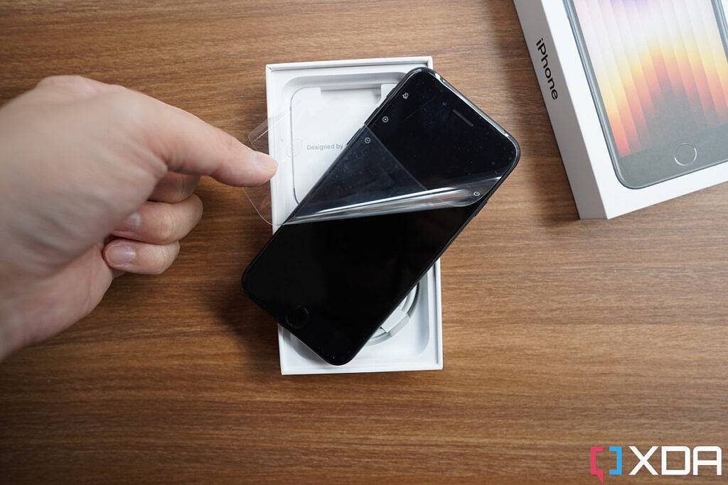 Apple iPhone SE 3 (2022) 拆箱体验：探究包装盒内都有哪些物品？