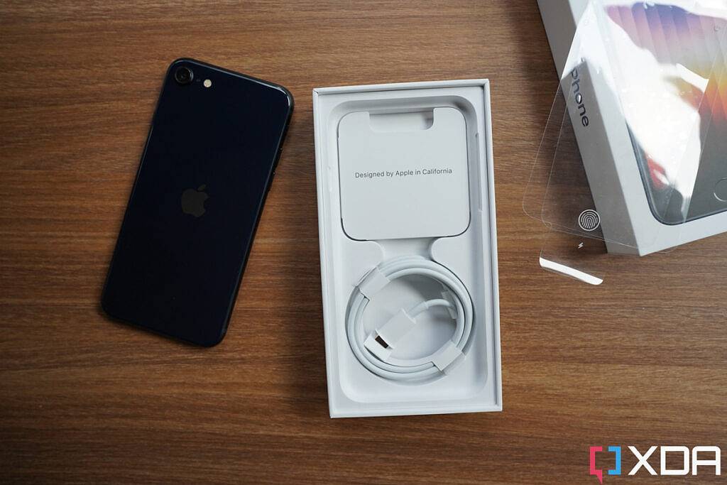 Apple iPhone SE 3 (2022) 拆箱体验：探究包装盒内都有哪些物品？