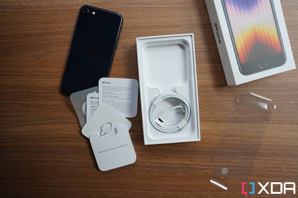 Apple iPhone SE 3 (2022) 拆箱体验：探究包装盒内都有哪些物品？