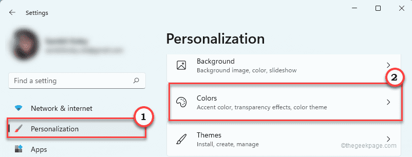 如何解决 Windows 11 任务栏上方出现透明矩形框的问题？