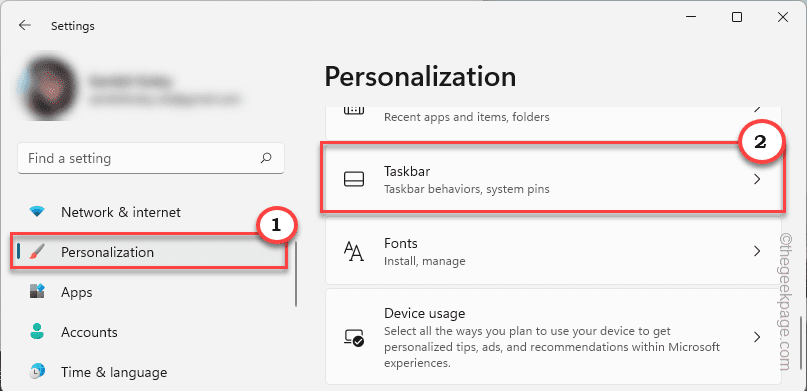 如何解决 Windows 11 任务栏上方出现透明矩形框的问题？