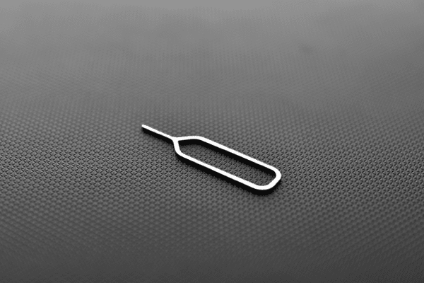 如何在iPhone和Android设备中插入SIM卡？