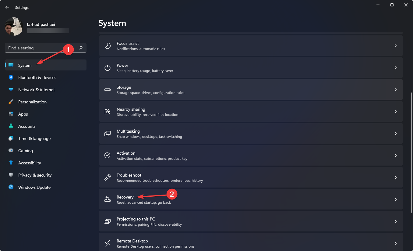 如何在没有可用的 USB 设备情况下更新 BIOS？