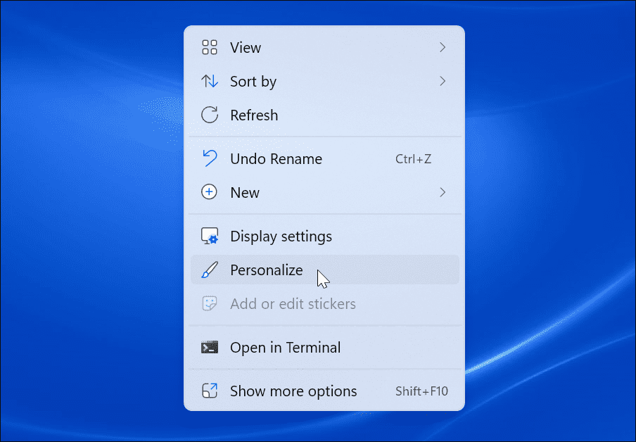 如何在 Windows 上设置双显示器的不同壁纸？