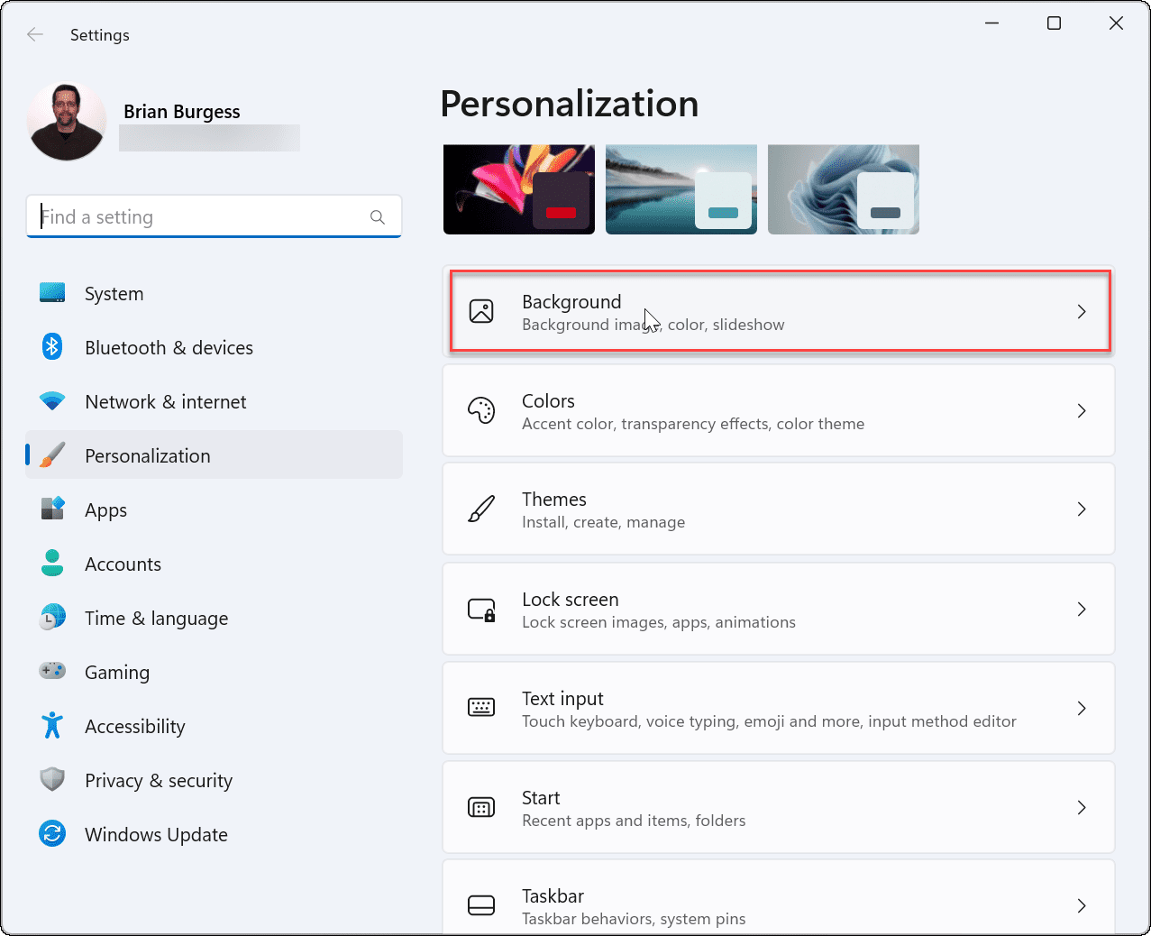 如何在 Windows 上设置双显示器的不同壁纸？