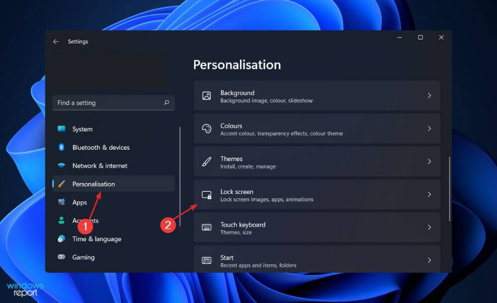 如何在 Windows 11 中个性化锁定屏幕的背景和通知设置？