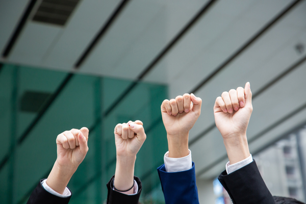 利用上下文管理器扩展计时器的方法在 Python 中是什么？