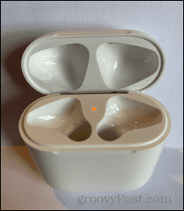 如何知道您的 AirPods 充电盒是否正在充电