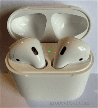 如何知道您的 AirPods 充电盒是否正在充电