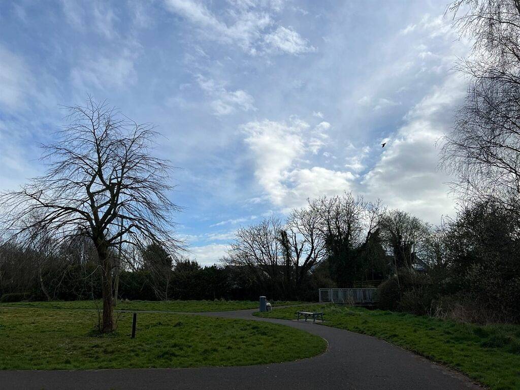 比较OnePlus 10 Pro和Apple iPhone 13 Pro：选择适合你的手机