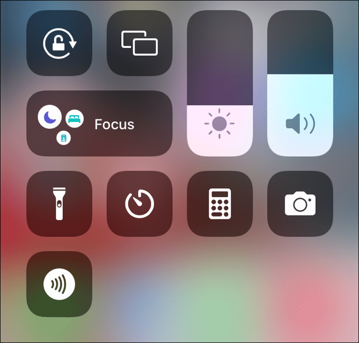 如何在 iPhone 上打开或关闭手电筒