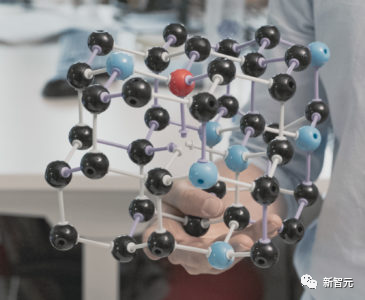 世界首台常温量子计算机启用！无需绝对零度，主核竟然「镶钻」