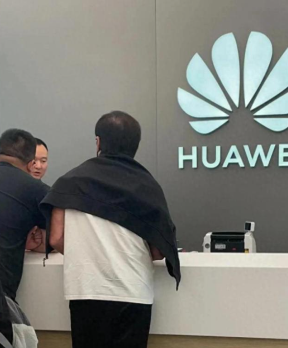 成龙低调光顾崇州华为旗舰店,悄然购入最新一代Mate手机