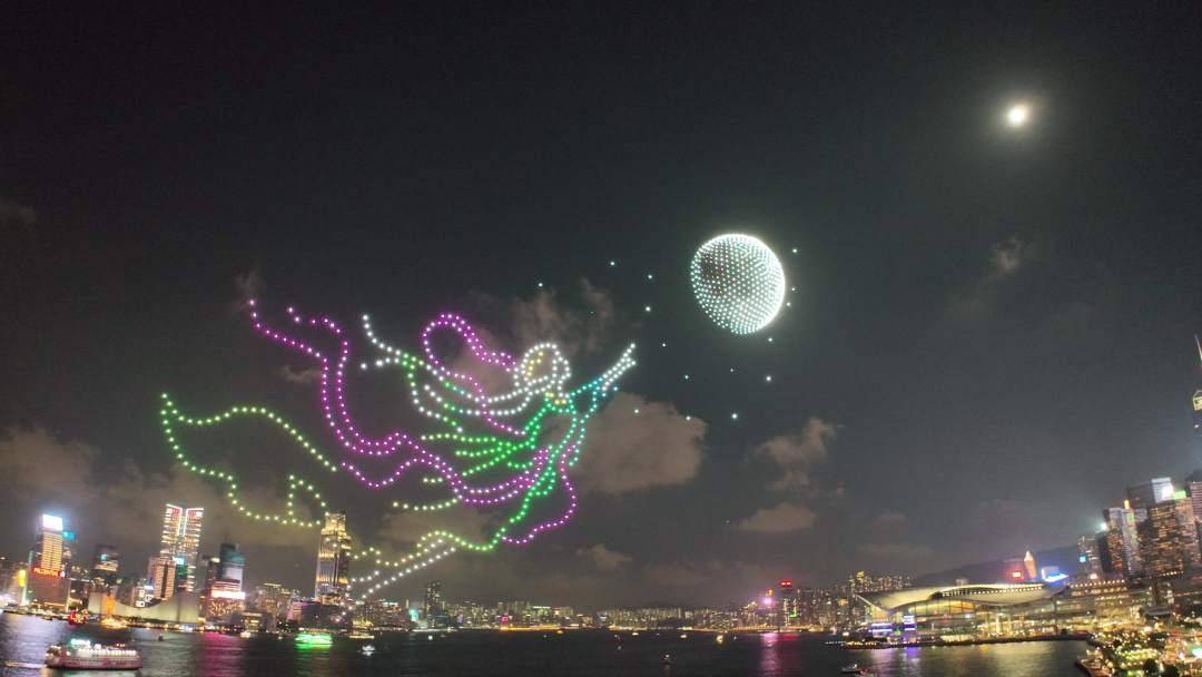 重写后的标题为：光影香江庆祝“双节”！深港首次举办2400架无人机联合飞行表演