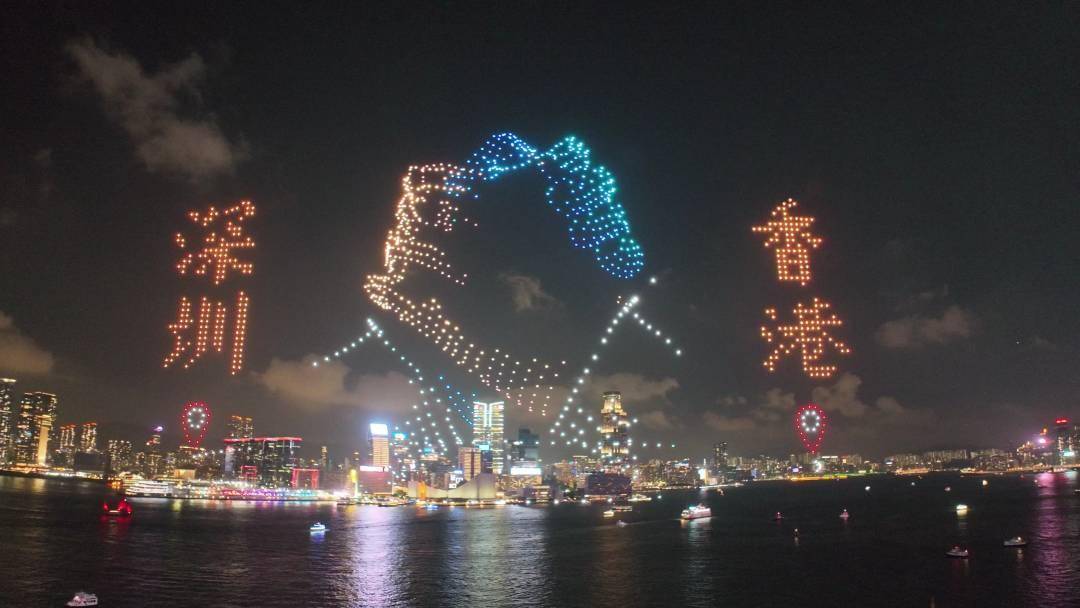 重写后的标题为：光影香江庆祝“双节”！深港首次举办2400架无人机联合飞行表演