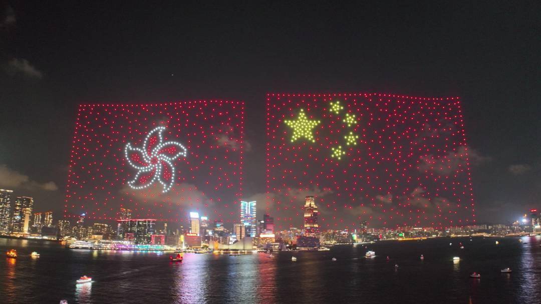 重写后的标题为：光影香江庆祝“双节”！深港首次举办2400架无人机联合飞行表演