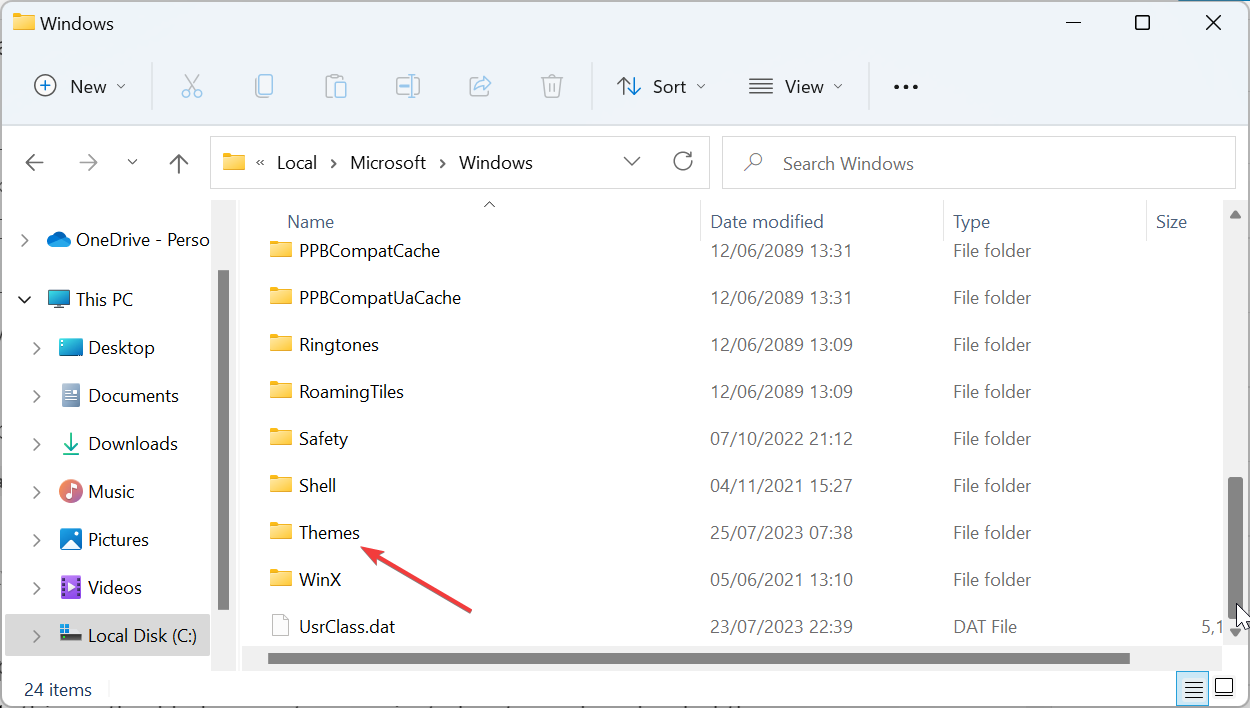 主题背景位于 Windows 11 中的什么位置?
