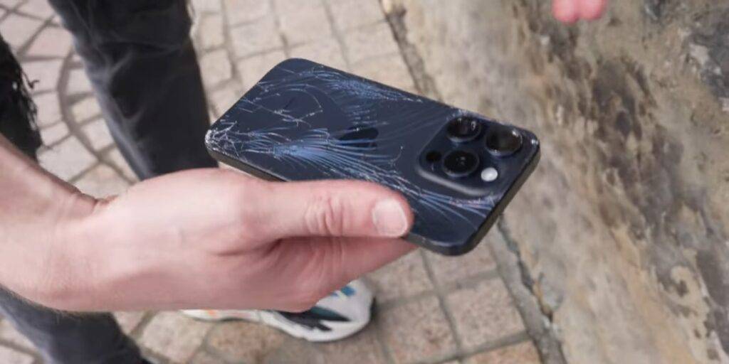 钛金属与不锈钢:iPhone 15 Pro VS 14 Pro 掉落测试,哪个更耐摔?