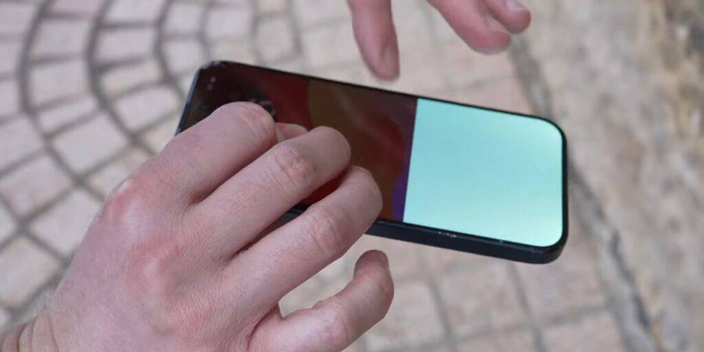 钛金属与不锈钢:iPhone 15 Pro VS 14 Pro 掉落测试,哪个更耐摔?