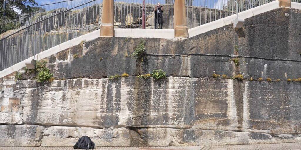 钛金属与不锈钢:iPhone 15 Pro VS 14 Pro 掉落测试,哪个更耐摔?