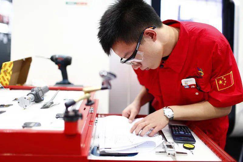 人才强国 | 人工智能时代职业技能迭代向何处去