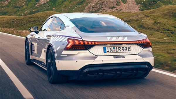 奥迪发布全新电动RS e-tron GT Ice Race量产版:燃爆冰雪赛道的强劲力量