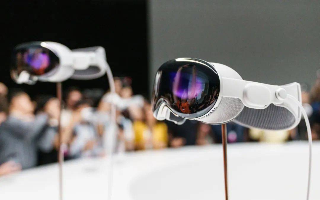 87日报：低价版Vision Pro定价1500美元至2500美元；Meta被VR开发者起诉