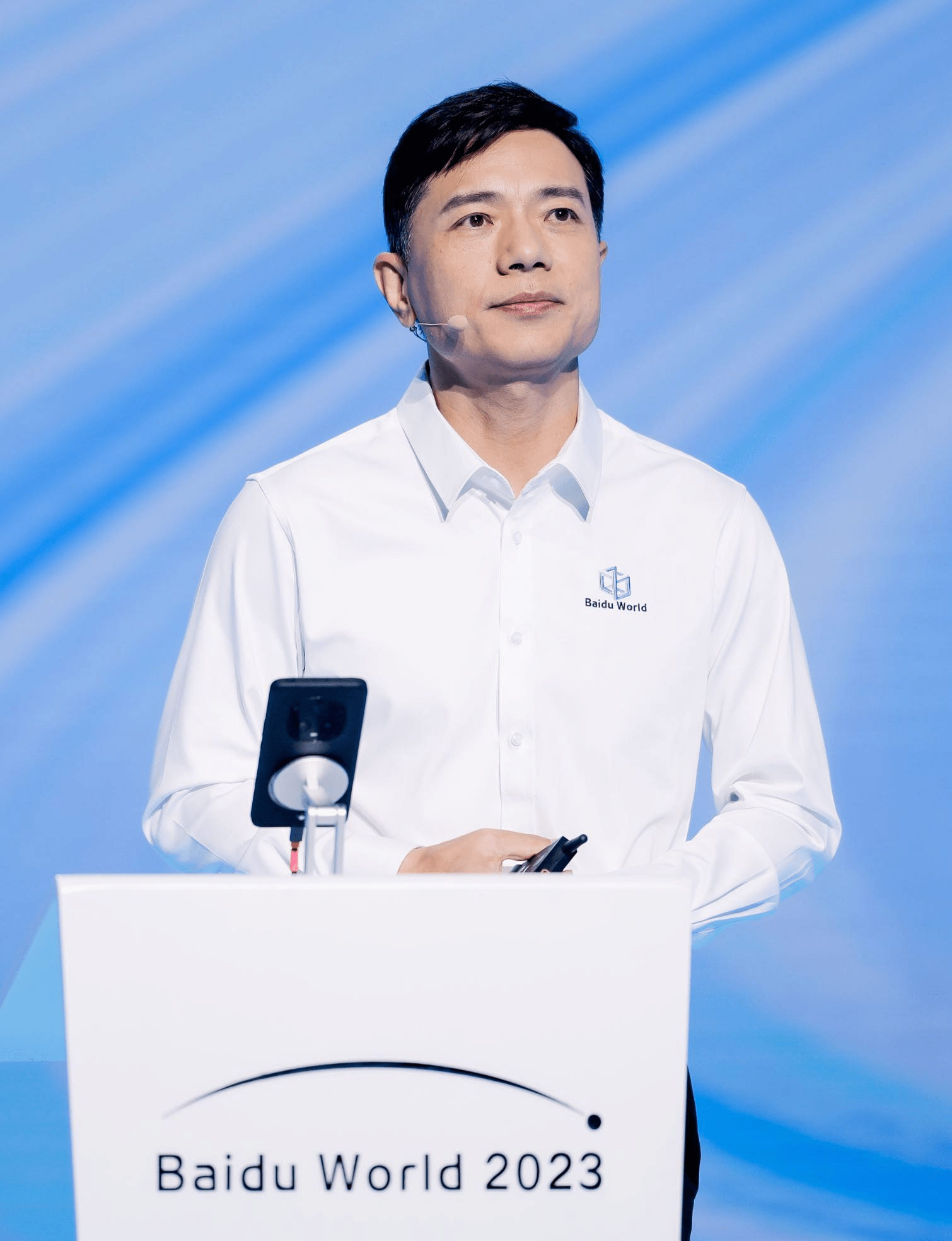 《李彦宏在百度世界2023：我们即将进入一个AI原生的时代》