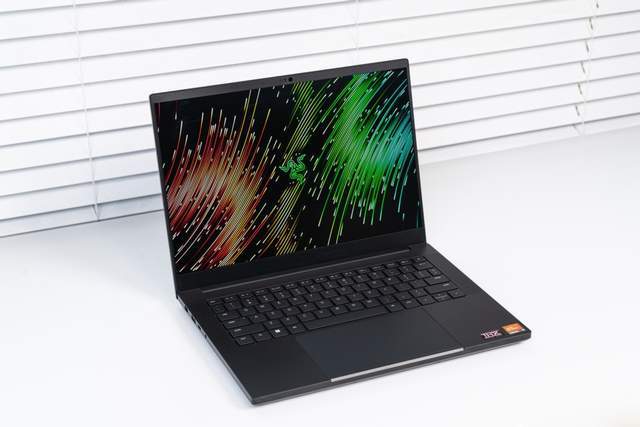 AI引擎加持！锐龙9 7940HS“凤凰”起飞 雷蛇灵刃14 2023轻薄游戏本测评