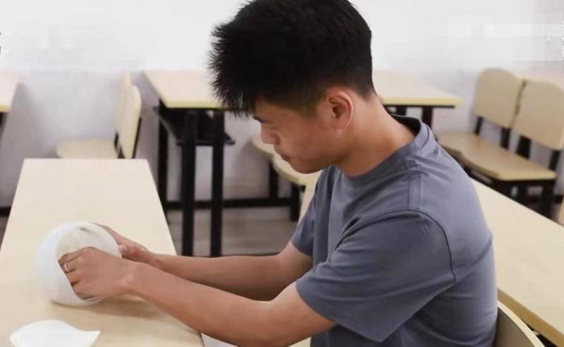煤矿工作父亲每天背安全常识遇难题 大学生儿子用所学设计VR煤矿体验舱希望回报父亲