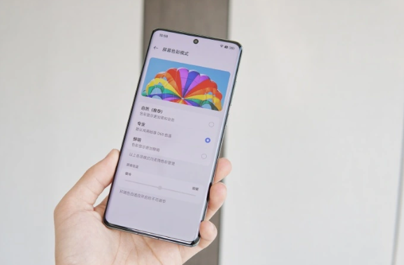 东方屏技术引关注,一加12手机正面真机图曝光,2K曲面屏设计再现