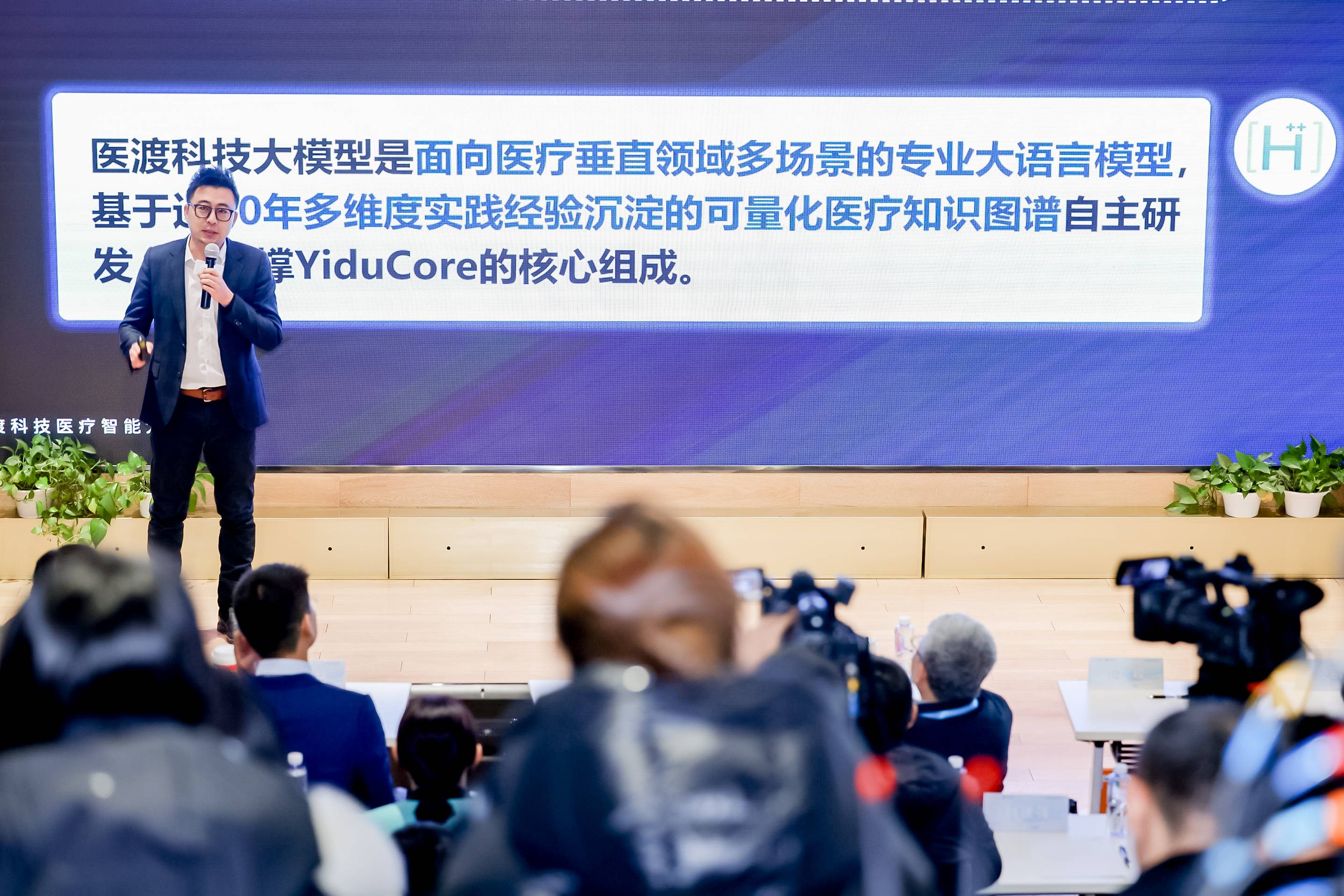 医渡科技发布自研医疗大模型，多个医疗任务场景评测表现超越GPT