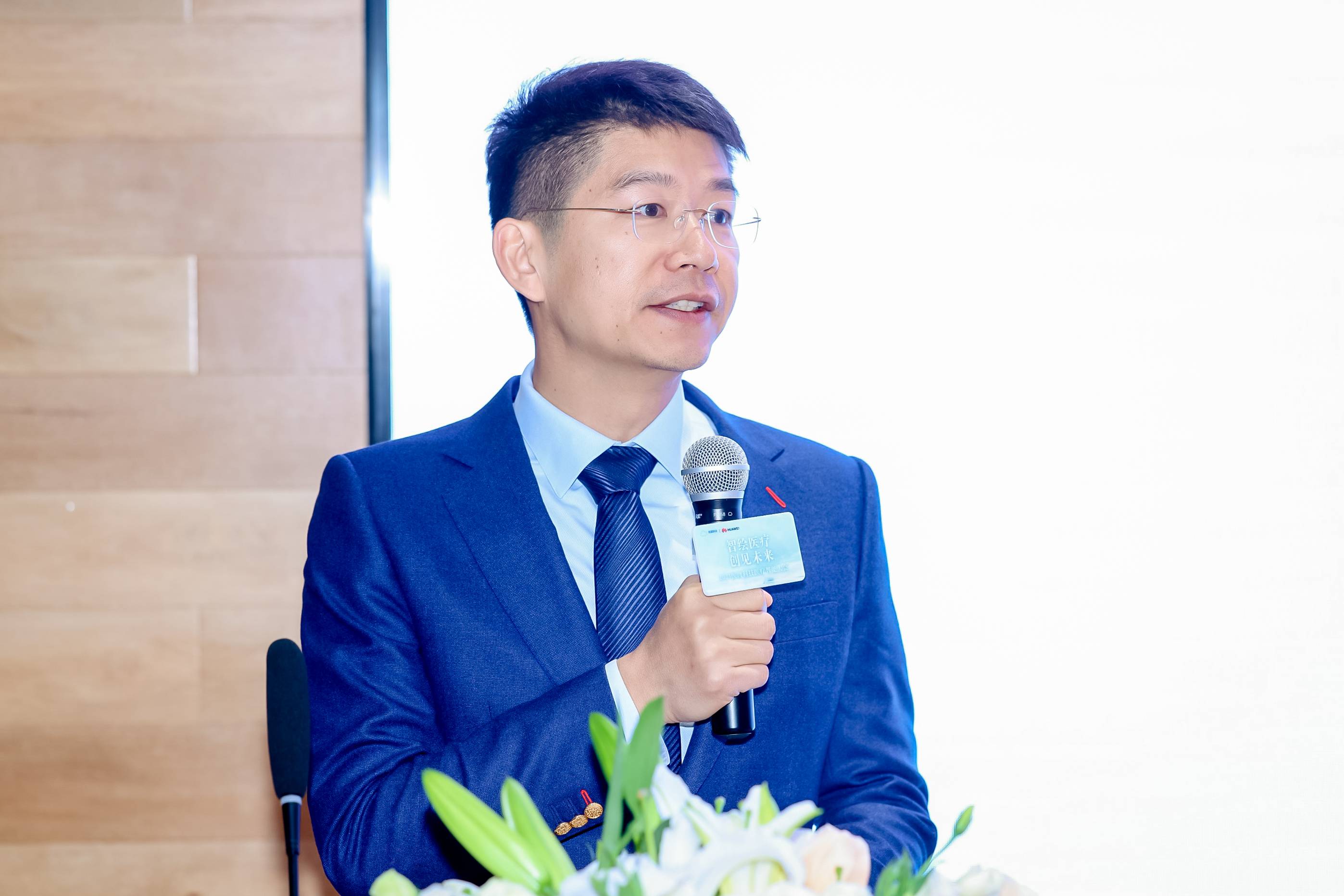 医渡科技发布自研医疗大模型，多个医疗任务场景评测表现超越GPT