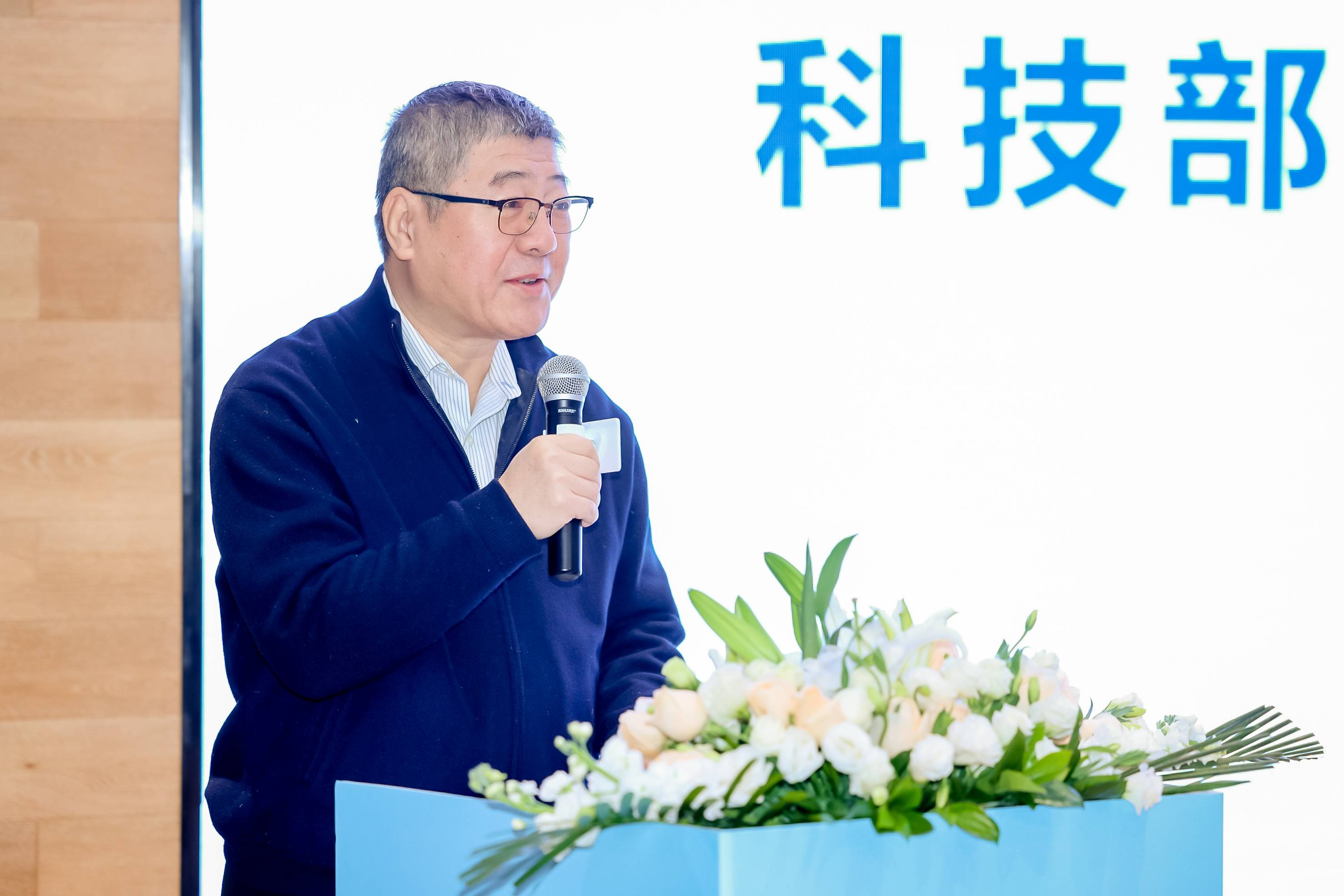 医渡科技发布自研医疗大模型，多个医疗任务场景评测表现超越GPT