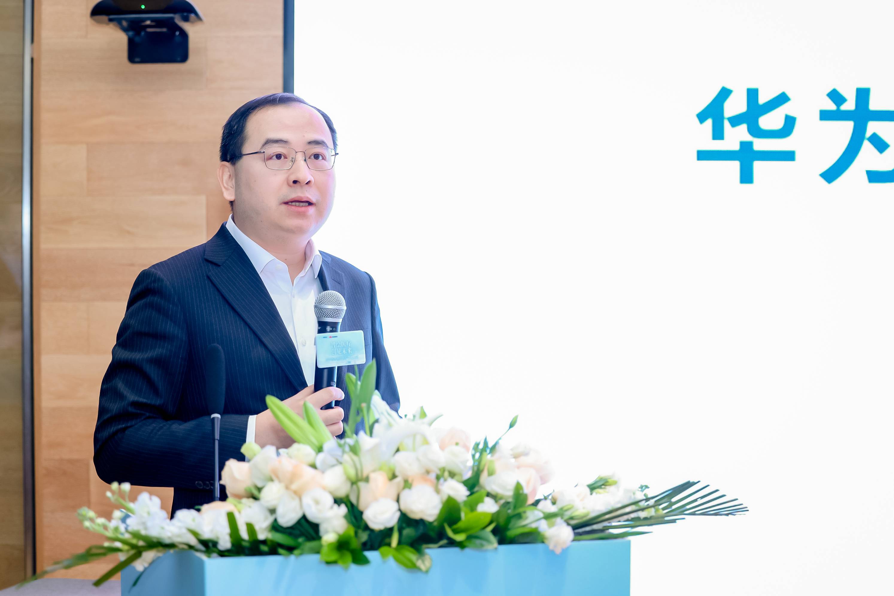 医渡科技发布自研医疗大模型，多个医疗任务场景评测表现超越GPT