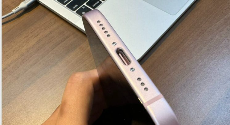 iPhone 15巧妙设计的细节: USB-C接点与机身一体化, USB-C孔中隐藏了型号与产地！