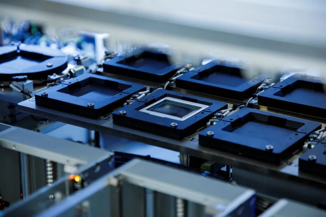 微软推出首款自研大模型 AI 芯片！台积电 5nm、1050 亿颗晶体管，OpenAI 率先试用