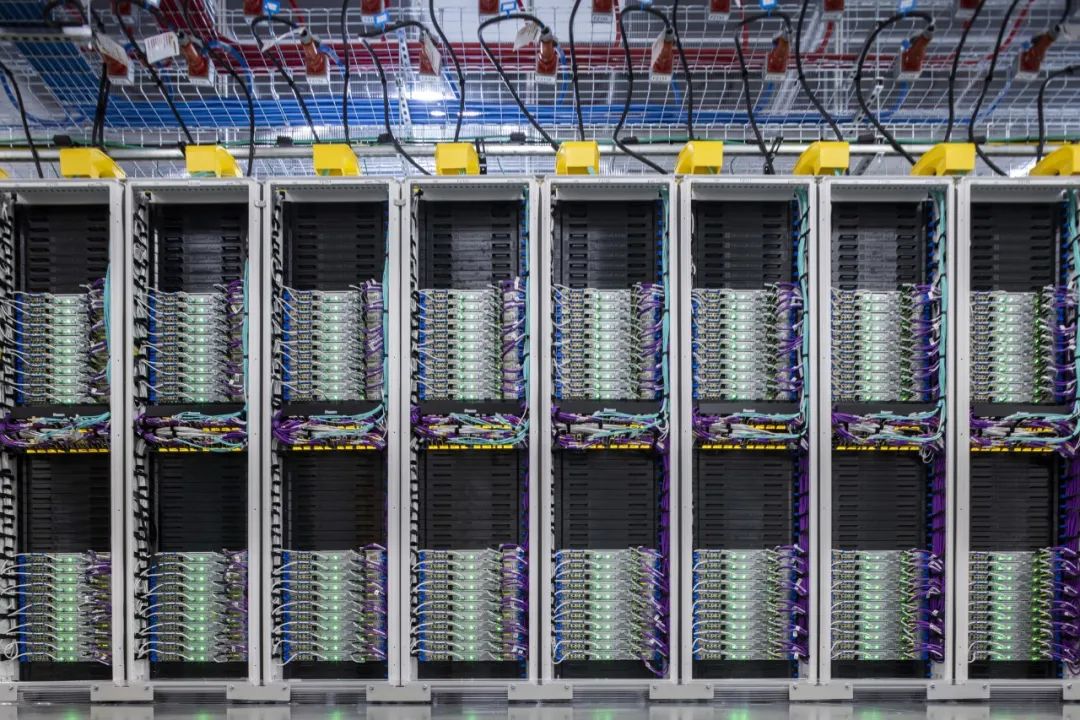 微软推出首款自研大模型 AI 芯片！台积电 5nm、1050 亿颗晶体管，OpenAI 率先试用