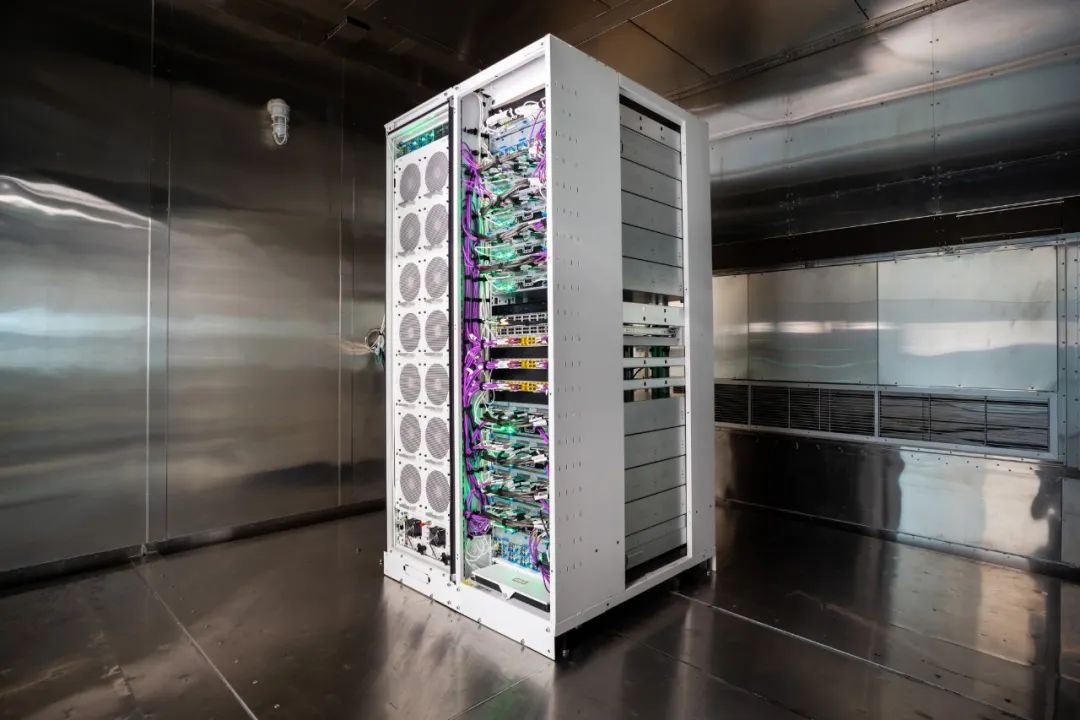 微软推出首款自研大模型 AI 芯片！台积电 5nm、1050 亿颗晶体管，OpenAI 率先试用