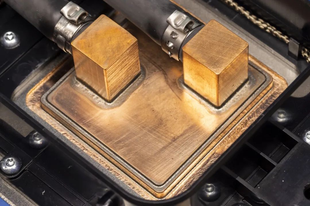 微软推出首款自研大模型 AI 芯片！台积电 5nm、1050 亿颗晶体管，OpenAI 率先试用