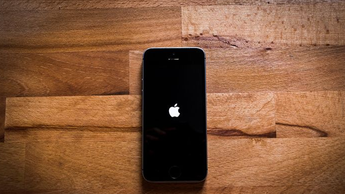 如何解决iPhone升级15.4正式版后一直卡在白苹果开机状态的问题？