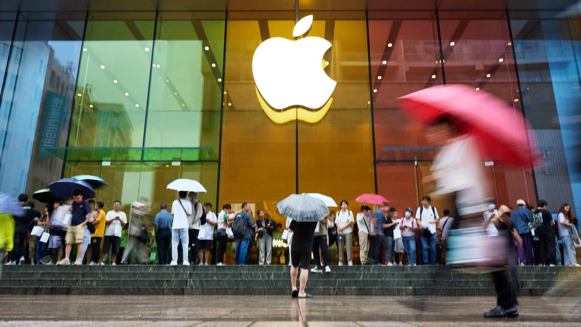 iPhone外壳材料进化史：从塑料到钛金属的艺术之旅