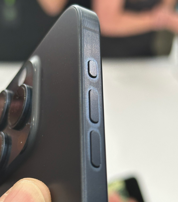 谨慎购买iPhone 15 Pro系列机型，可能存在变色和吸指纹问题