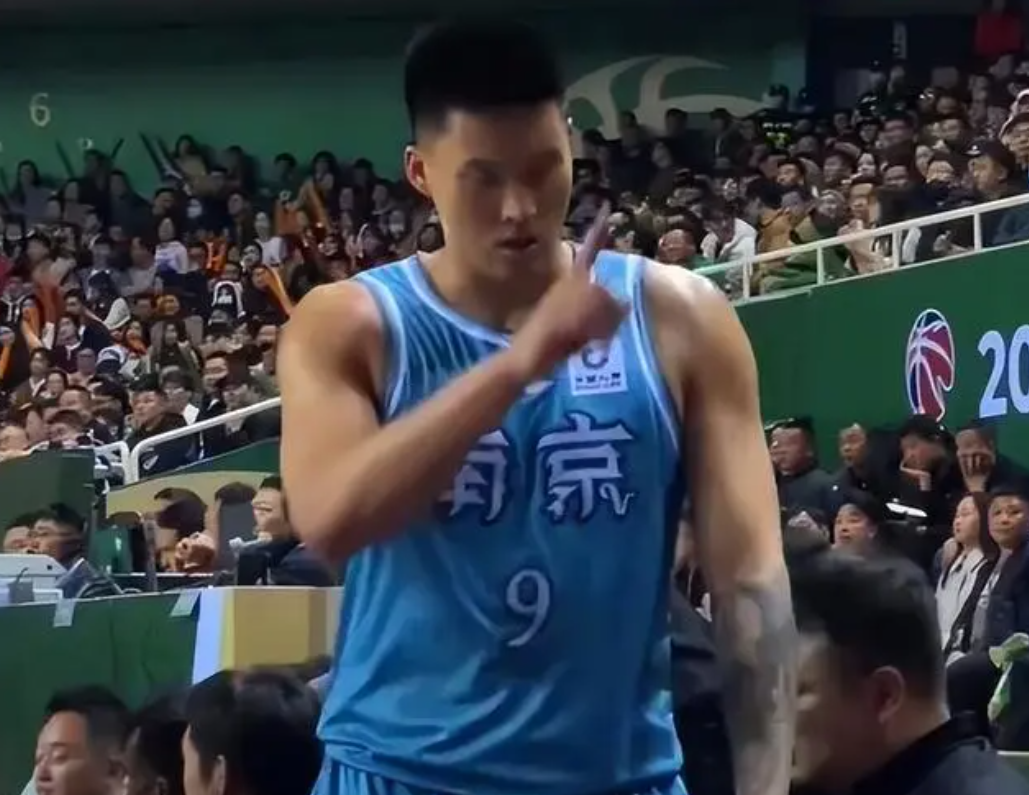 CBA3消息：杜锋弃将打脸朱芳雨，郭艾伦养伤捞金，易建联走马赴任